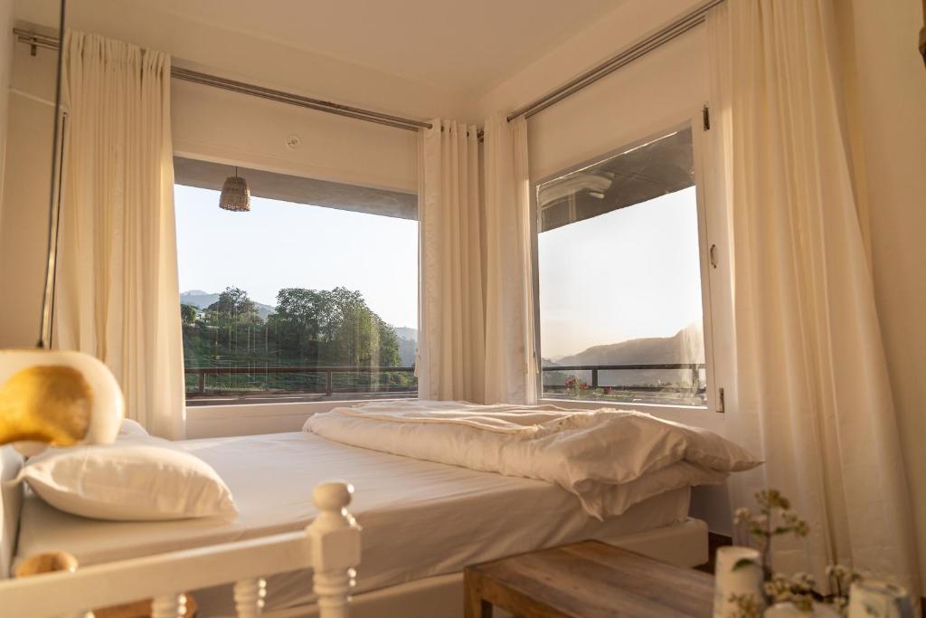 Ecstacy Bathtub Rooms and Cafe